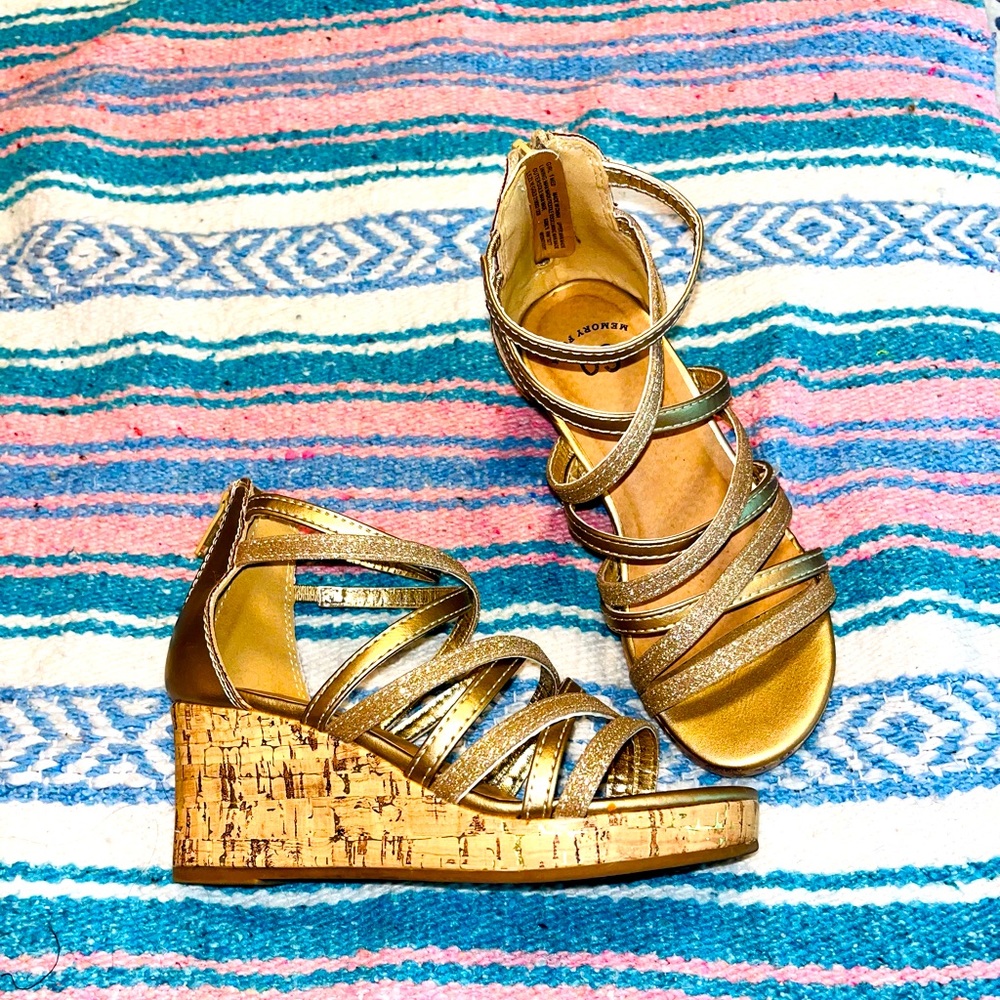 *Sold on Merc* “SO” big girls sz 1 wedge💛